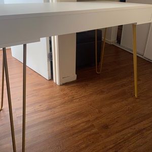 PERFECT CONDITION TARGET DESK / PERFECT FOR WORK FROM HOME OR SCHOOL.